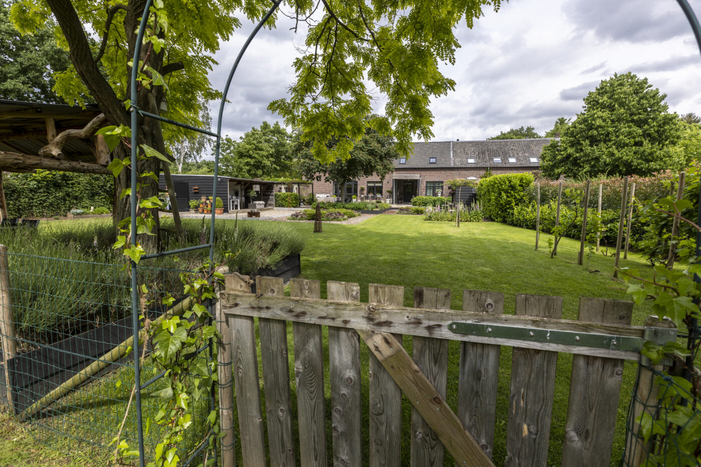 deze poort biedt toegang tot de fruitboomgaard