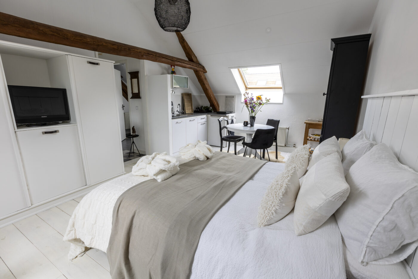 compact, doch relatief compleet